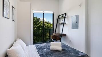 Exclusive-kattohuoneisto, 2 makuuhuonetta, patio | Työpöytä, kannettavalle tietokoneelle sopiva työtila