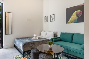 Standaard studio | Een bureau, een laptopwerkplek, een strijkplank/strijkijzer, gratis wifi