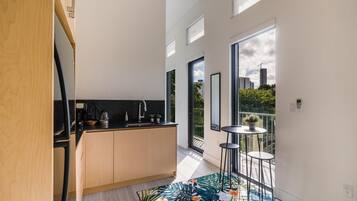 Perusstudio, parveke, kaupunkinäköala | Työpöytä, kannettavalle tietokoneelle sopiva työtila