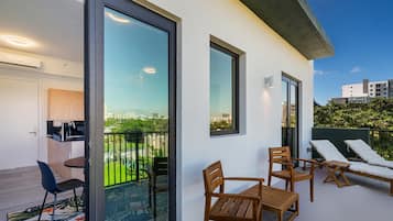 Exclusive-kattohuoneisto, 2 makuuhuonetta, patio | Työpöytä, kannettavalle tietokoneelle sopiva työtila