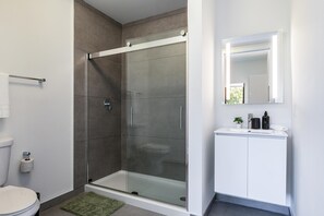 Exklusivt penthouse - 2 sovrum - uteplats | Skrivbord, arbetsyta för laptop, strykjärn/strykbräda och gratis wi-fi