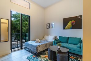 Deluxe studio, balkon | Een bureau, een laptopwerkplek, een strijkplank/strijkijzer, gratis wifi