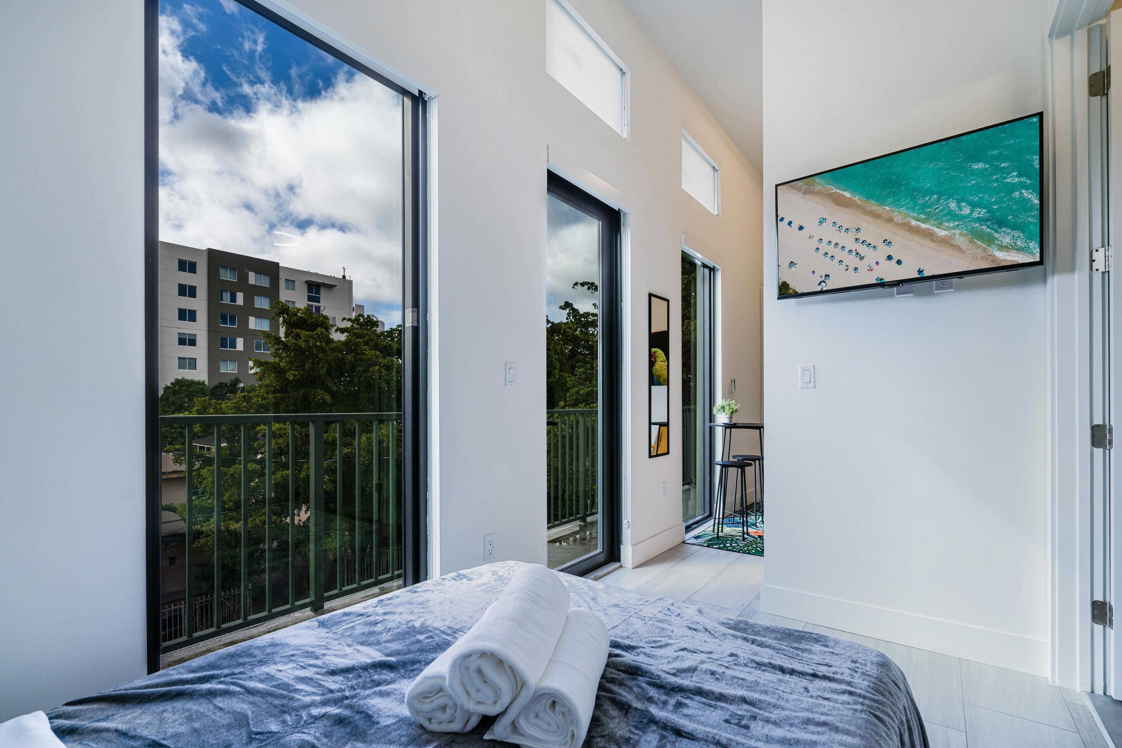 Escritorio y espacio para trabajar con laptop 