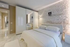 5 habitaciones, escritorio, tabla de planchar con plancha y wifi