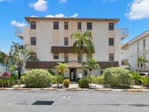 Exterior -  Water views on every floor, 5 min walk to the beach, boat dock, free parking  (Clearwater)