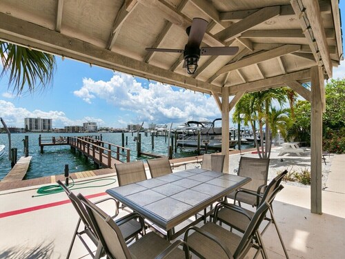  Water views on every floor, 5 min walk to the beach, boat dock, free parking 
