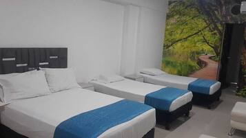 Family Room | Desk, free WiFi, bed sheets