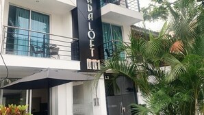 Un edificio moderno con un cartel que dice "KARIBALDOLOFT".