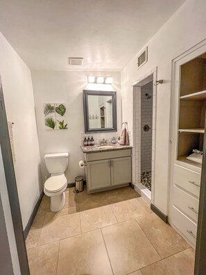 Shower, hair dryer, towels, soap - Modern Desert Home with Pool & Arizona Mountain Views (Tucson)