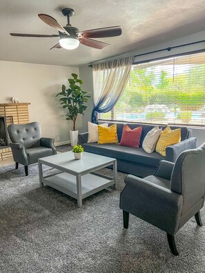 Smart-tv, ett bordtennisbord och böcker