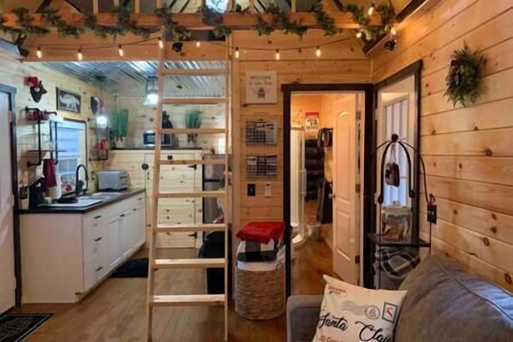 Een televisie en een open haard