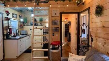 Een televisie en een open haard