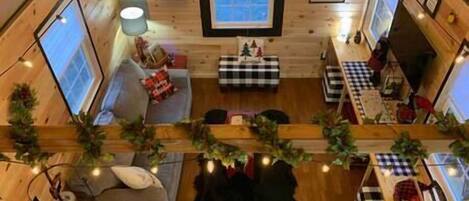 Una televisión, una chimenea