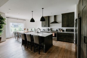 Refrigerador, microondas, horno, placa de cocina