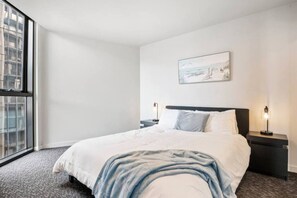 2 عدّة غرف نوم ومكتب ومكواة/لوح كي وسرير سفر