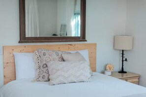 3 bedrooms, iron/ironing board, travel cot, free WiFi - Renovated Getaway Near Downtown (Fort Worth)