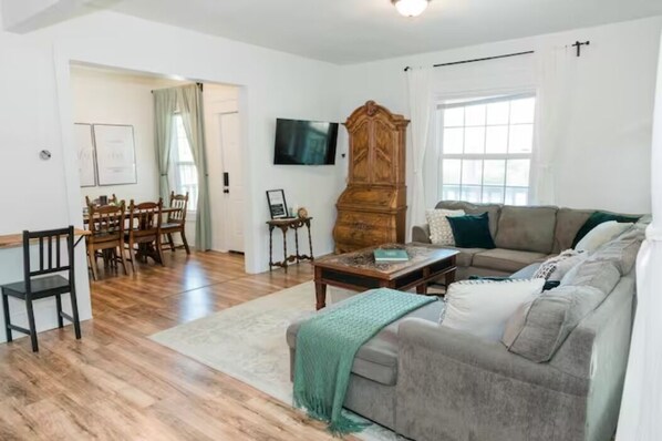 Smart TV - Renovated Getaway Near Downtown (Fort Worth)