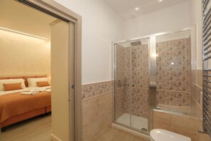 Shower, hair dryer, bidet, towels