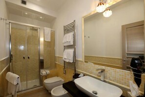 Dusche, Haartrockner, Bidet, Handtücher