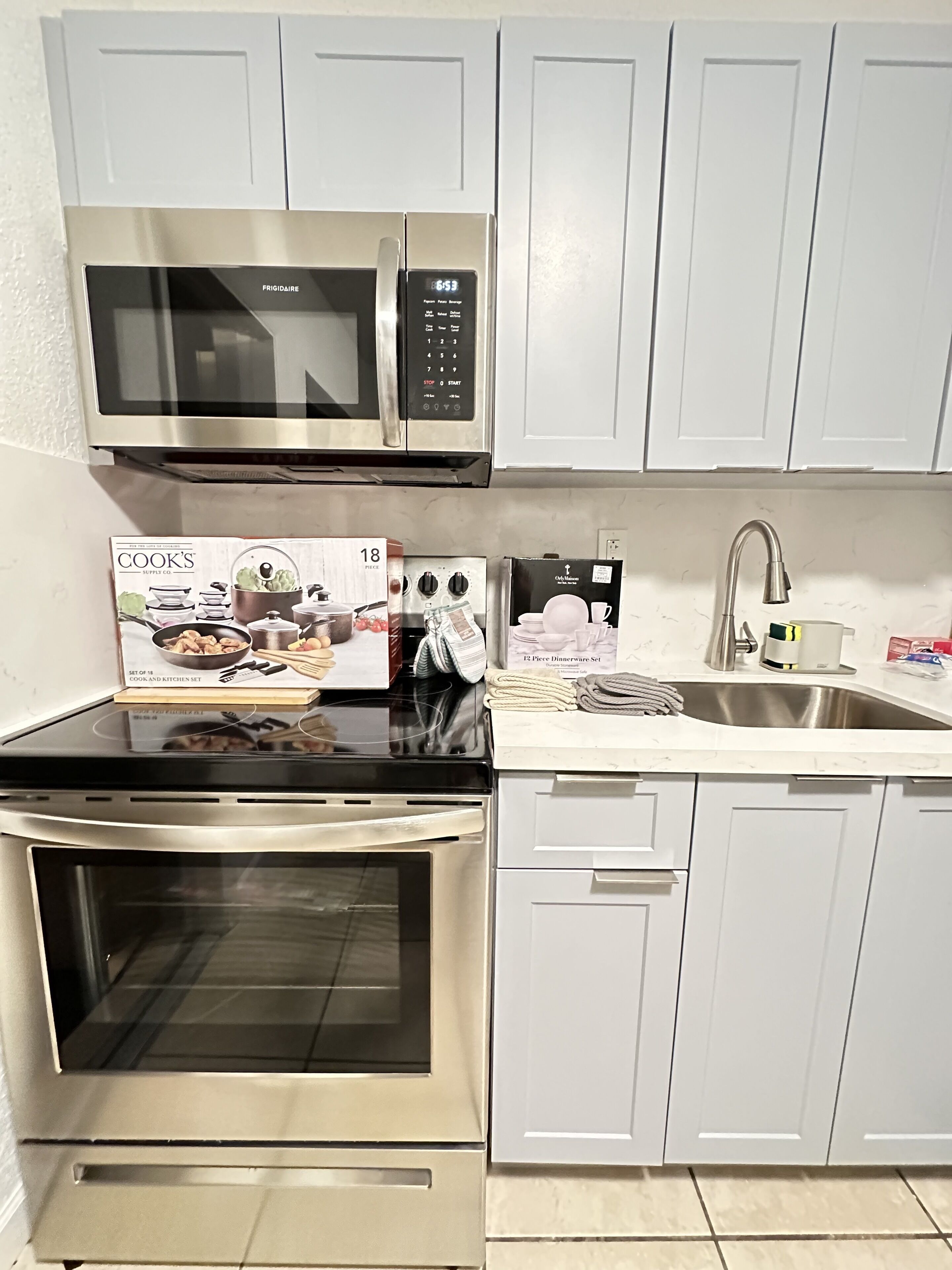 Een koelkast, een magnetron, een oven, een kookplaat