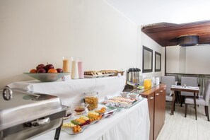 Desayuno completo gratuito y diario