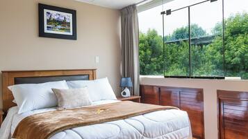 Quarto casal standard | Edredons de pluma, camas Select Comfort, individualmente decorados