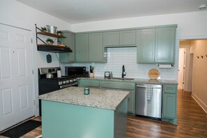 Fridge, microwave, oven, stovetop - Double Everything - Sleeps 13
(Fort Worth)