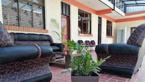 A modern living room with a sofa set, a coffee table, and a potted plant. - Hotel Cesare (Uyuni)
