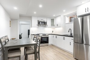 Réfrigérateur, four à micro-ondes, un four, surface de cuisson