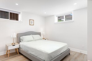 2 chambres, bureau, fer et planche à repasser, accès au Wi-Fi (inclus)