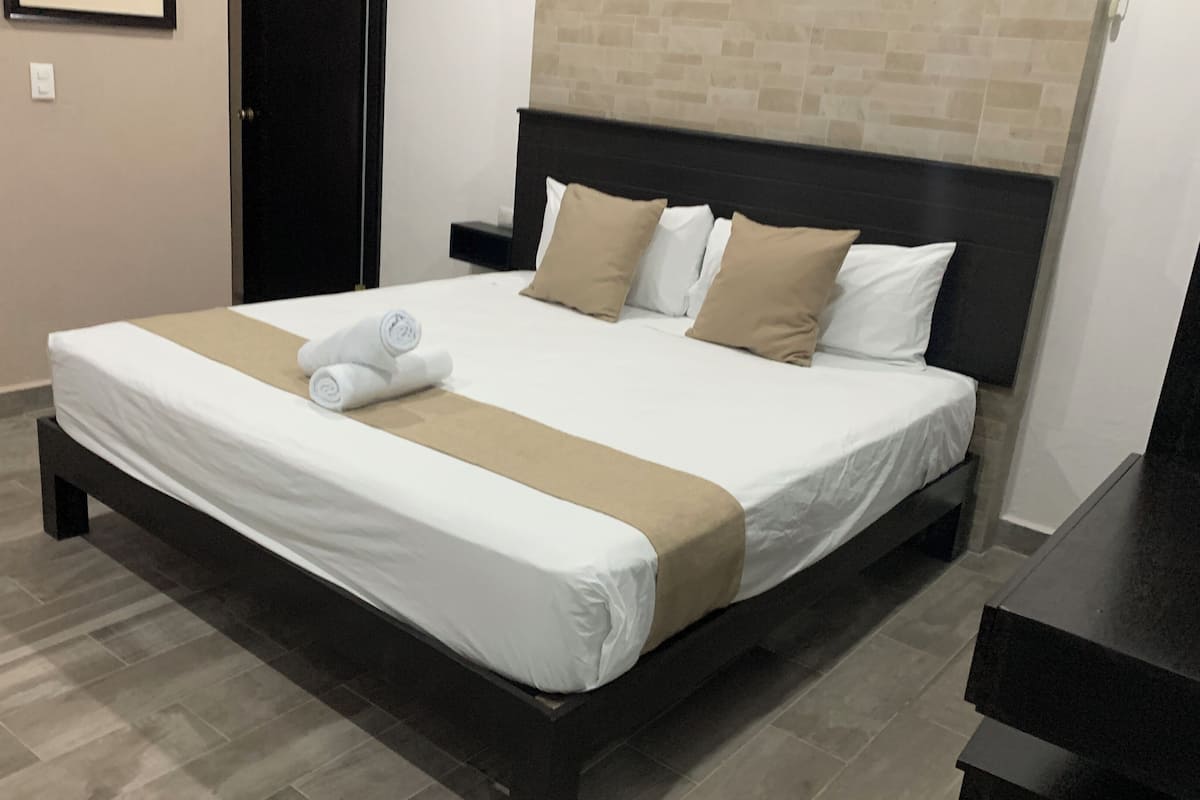 Quarto superior, 1 cama King, para não fumantes | Cofres nos quartos, espaço de trabalho para notebook, Wi-Fi de cortesia