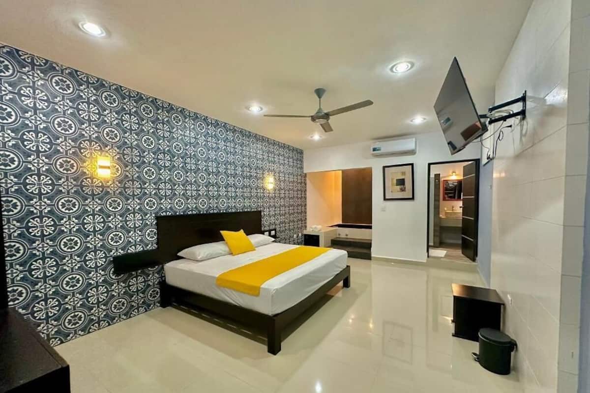 Quarto, 1 cama King, para não fumantes, banheira de imersão | Cofres nos quartos, espaço de trabalho para notebook, Wi-Fi de cortesia