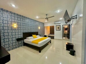 Kamar, 1 Tempat Tidur King, Bebas Asap Rokok, hot tub | Brankas, ruang kerja ramah laptop, Wi-Fi gratis, dan seprai linen