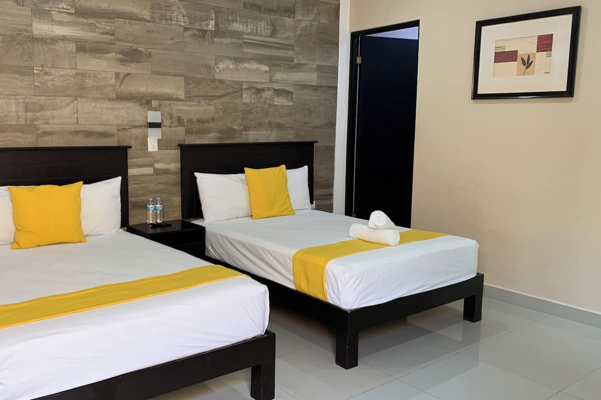 Quarto família, 2 camas de casal, para não fumantes | Cofres nos quartos, espaço de trabalho para notebook, Wi-Fi de cortesia
