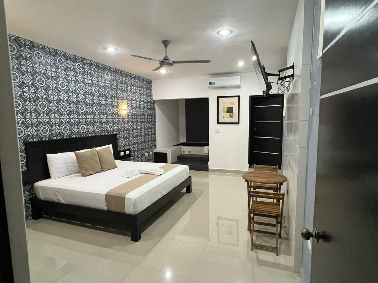 Caja de seguridad en la habitación y espacio para trabajar con laptop 