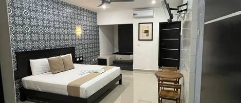 Habitación, 1 cama King size, para no fumadores, hidromasaje | Caja de seguridad en la habitación y espacio para trabajar con laptop