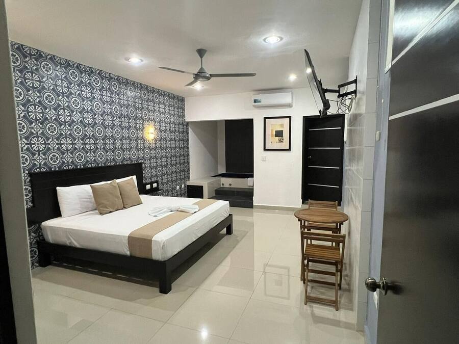 Kamer, 1 kingsize bed, niet-roken, hot tub | Een kluis op de kamer, een laptopwerkplek, gratis wifi, beddengoed