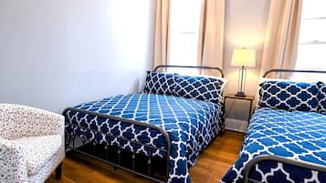 2 habitaciones, tabla de planchar con plancha y cuna de viaje