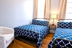 2 chambres, fer et planche à repasser, lit de bébé portatif