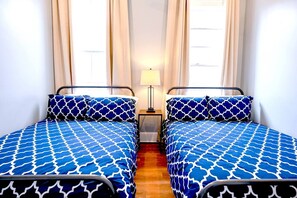 2 chambres, fer et planche à repasser, lit de bébé portatif