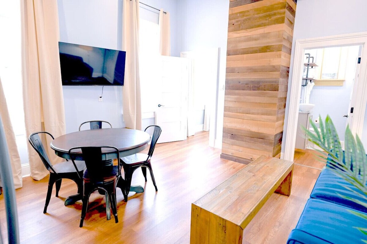 Governors Apartment - 2 bedroom - Steps to FQ - Historic Getaways