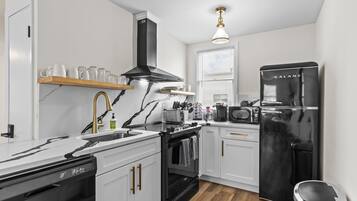 Geladeira, micro-ondas, fogão, cooktop