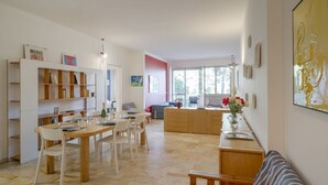 Un interno moderno con zona pranzo, cucina e soggiorno.