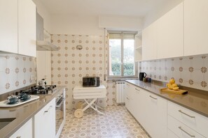 Kühlschrank, Herdplatte, Toaster