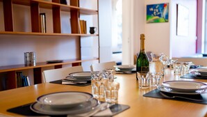 Una tavola imbandita con piatti, bicchieri e una bottiglia di champagne.