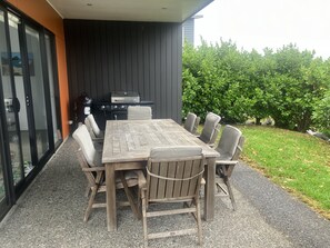 Outdoor dining - Modern Beach House (Mangawhai)