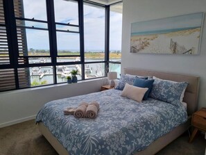 3 bedrooms, iron/ironing board, WiFi, bed sheets - Luxurious new 3-bedroom penthouse apartment
(Shell Cove)