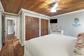 3 habitaciones, tabla de planchar con plancha, wifi y ropa de cama 