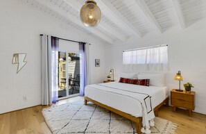 4 bedrooms, iron/ironing board, travel crib, free WiFi - New Palm Springs Movie Colony Private Oasis: Saltwater Pool, Spa, Stunning Views (Palm Springs)