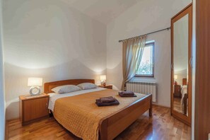 3 habitaciones, tabla de planchar con plancha, cuna de viaje y internet